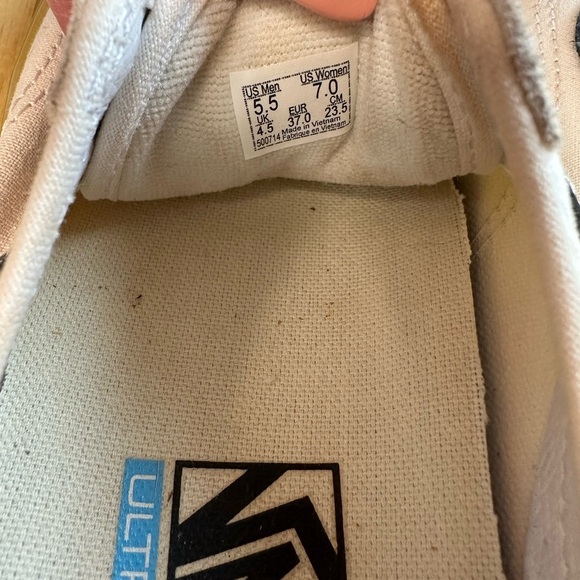 Vans Black and White Sneakers Retro-Inspired Style - Picture 5 of 9